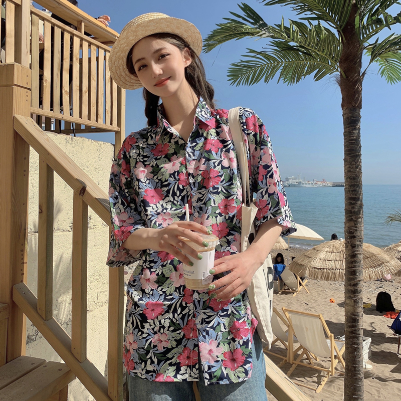 Hawaiian Floral Short Sleeve Shirt for Women - Loose Fit Beach Top in Hong Kong Style for Seaside Vacation Hawaiian Floral Short Sleeve Shirt for Women - Loose Fit Beach Top in Hong Kong Style for Seaside Vacation
