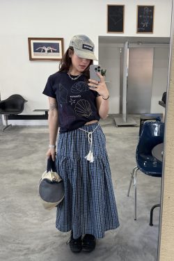 Heavyweight Shell Embroidery Short Sleeve T-Shirt for Women - Slim Fit, Flattering Round Neck Top, Casual 90s Style