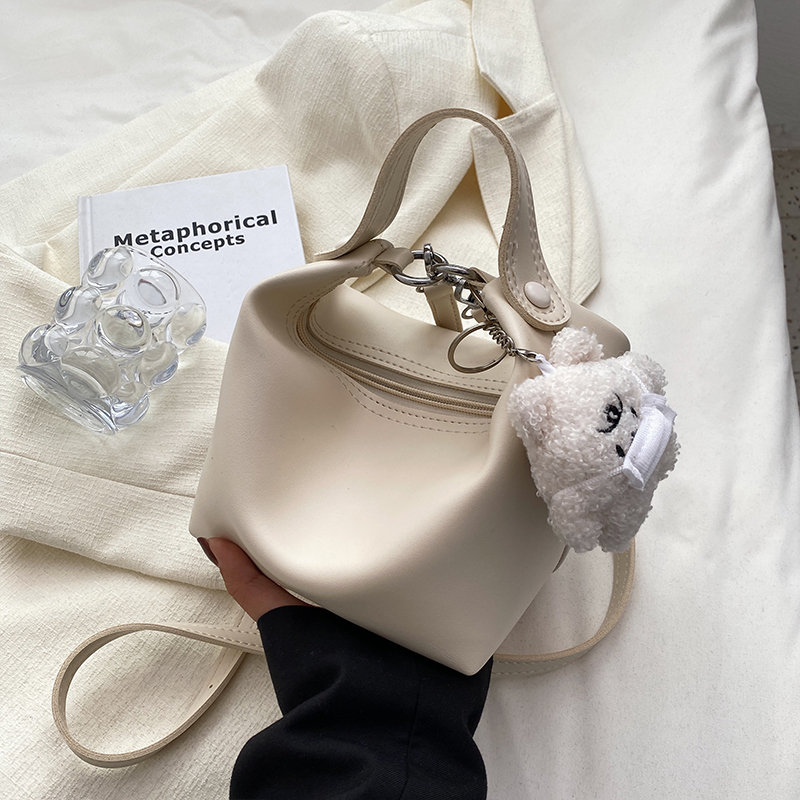 High-End French-Style Handbag for Women - Autumn Winter 2025 Tote, Shoulder & Crossbody Bag, Trendy Niche Fashion Accessory High-End French-Style Handbag for Women - Autumn Winter 2025 Tote, Shoulder & Crossbody Bag, Trendy Niche Fashion Accessory