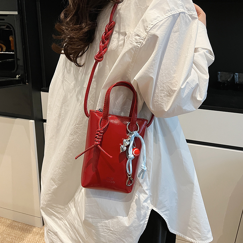 High-End Silver Mini Bag for Women - Lightweight Handheld Crossbody Zipper Bag for Summer 2025, Perfect for Y2K Fashion High-End Silver Mini Bag for Women - Lightweight Handheld Crossbody Zipper Bag for Summer 2025, Perfect for Y2K Fashion