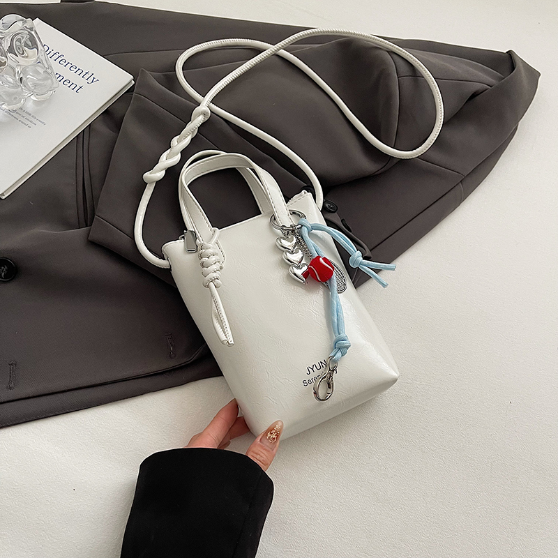 High-End Silver Mini Bag for Women - Lightweight Handheld Crossbody Zipper Bag for Summer 2025, Perfect for Y2K Fashion High-End Silver Mini Bag for Women - Lightweight Handheld Crossbody Zipper Bag for Summer 2025, Perfect for Y2K Fashion