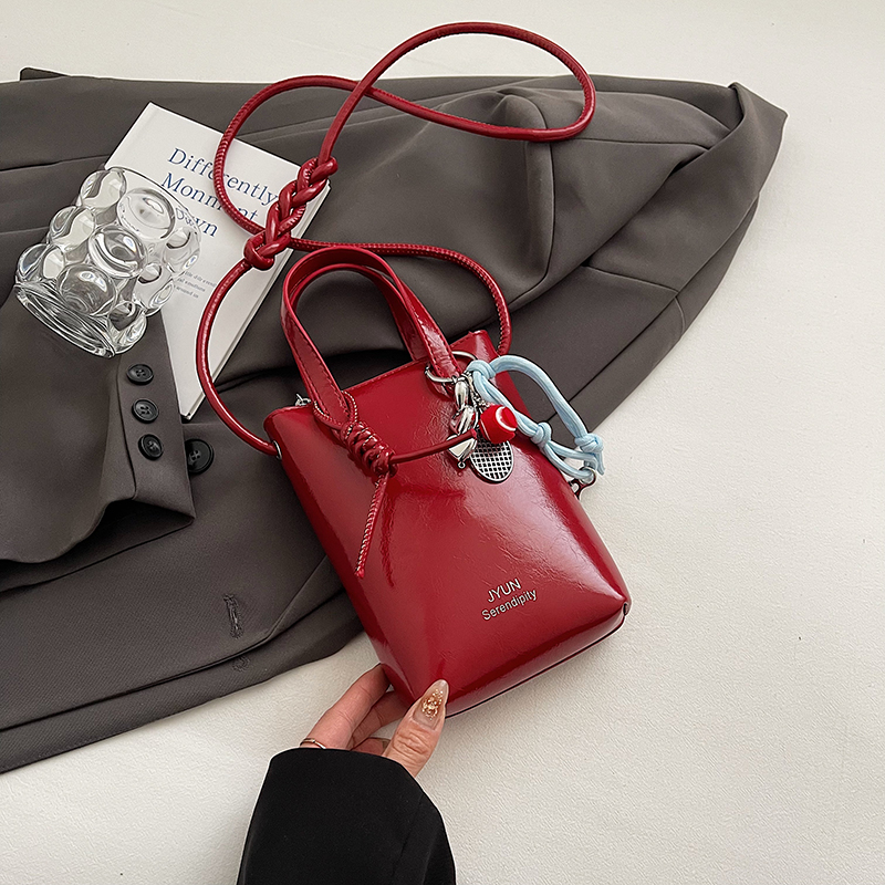 High-End Silver Mini Bag for Women - Lightweight Handheld Crossbody Zipper Bag for Summer 2025, Perfect for Y2K Fashion High-End Silver Mini Bag for Women - Lightweight Handheld Crossbody Zipper Bag for Summer 2025, Perfect for Y2K Fashion