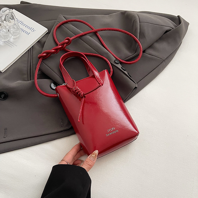 High-End Silver Mini Bag for Women - Lightweight Handheld Crossbody Zipper Bag for Summer 2025, Perfect for Y2K Fashion High-End Silver Mini Bag for Women - Lightweight Handheld Crossbody Zipper Bag for Summer 2025, Perfect for Y2K Fashion