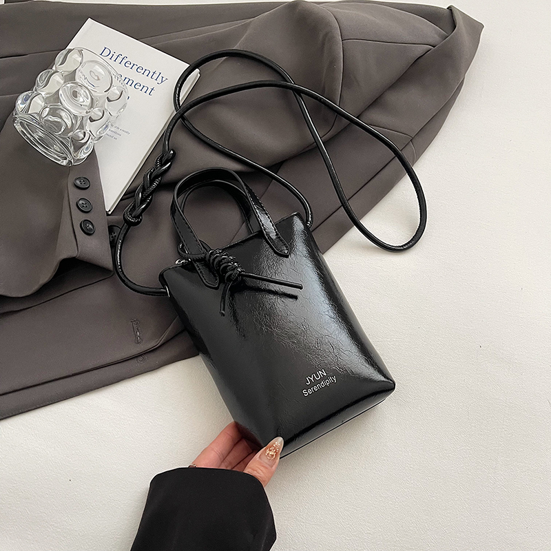 High-End Silver Mini Bag for Women - Lightweight Handheld Crossbody Zipper Bag for Summer 2025, Perfect for Y2K Fashion High-End Silver Mini Bag for Women - Lightweight Handheld Crossbody Zipper Bag for Summer 2025, Perfect for Y2K Fashion