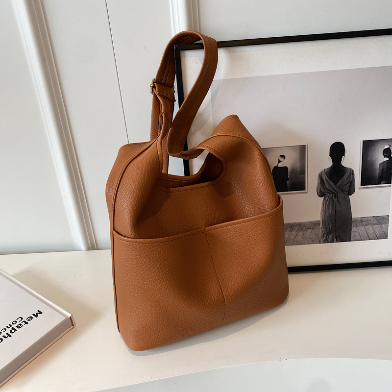 High-End Versatile Bucket Bag for Women - Retro Shoulder Tote with Large Capacity for Spring/Summer 2025 Fashion High-End Versatile Bucket Bag for Women - Retro Shoulder Tote with Large Capacity for Spring/Summer 2025 Fashion