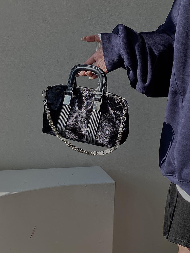 High-End Women's Chain Shoulder Bag - Stylish Large Crossbody & Handheld Fashionable Masterpiece for 2025 High-End Women's Chain Shoulder Bag - Stylish Large Crossbody & Handheld Fashionable Masterpiece for 2025