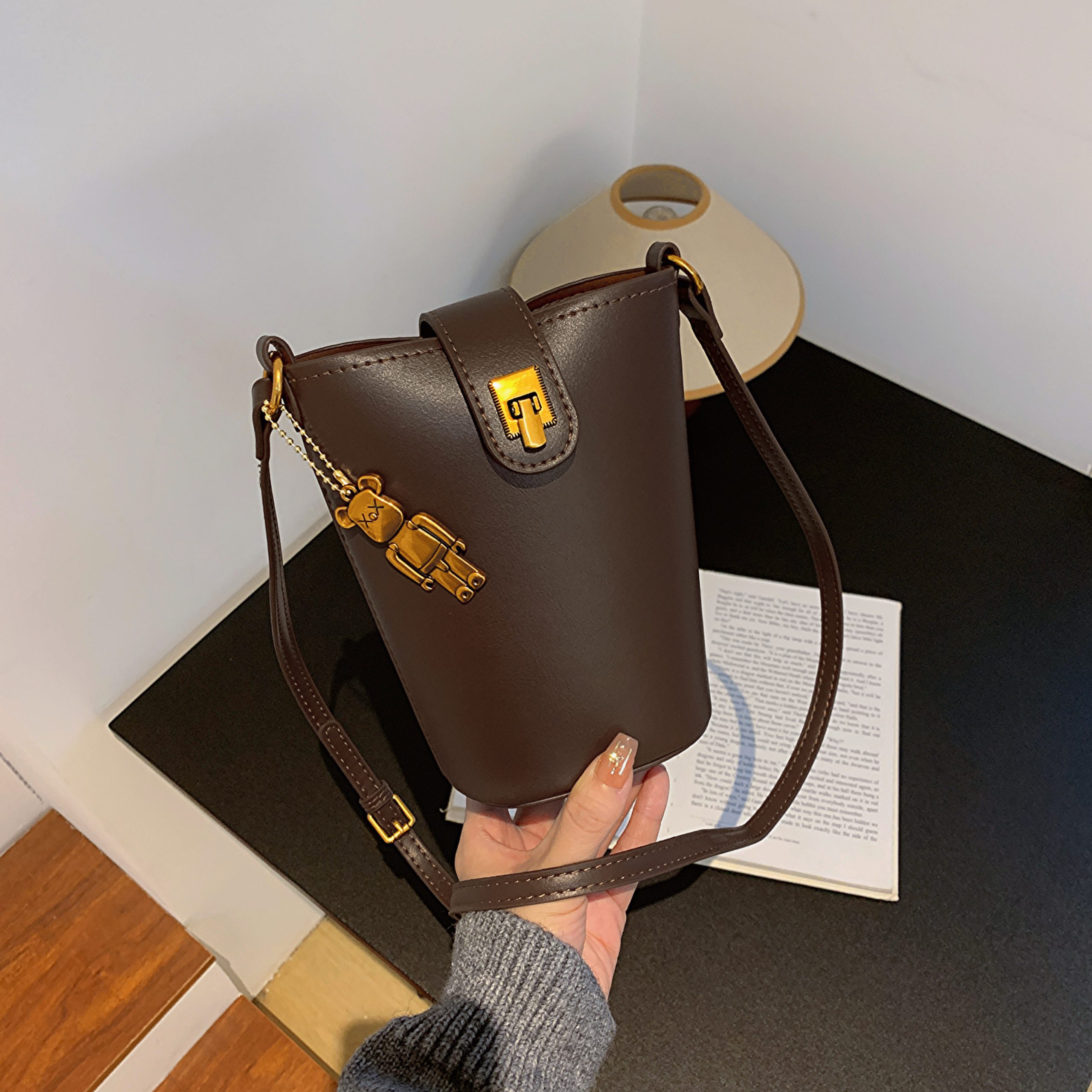 High-End Women's Retro Bucket Bag - 2025 Autumn/Winter Casual Crossbody for Commuting and Versatile Style High-End Women's Retro Bucket Bag - 2025 Autumn/Winter Casual Crossbody for Commuting and Versatile Style