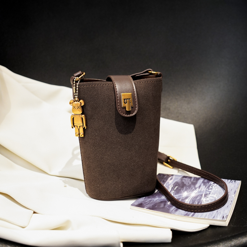 High-End Women's Retro Bucket Bag - 2025 Autumn/Winter Casual Crossbody for Commuting and Versatile Style High-End Women's Retro Bucket Bag - 2025 Autumn/Winter Casual Crossbody for Commuting and Versatile Style