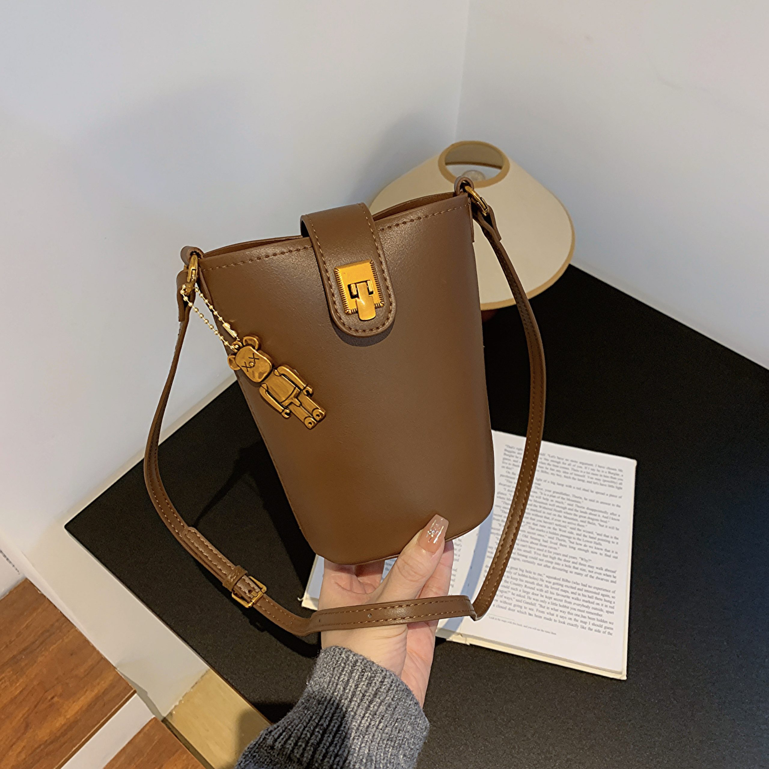 High-End Women's Retro Bucket Bag - 2025 Autumn/Winter Casual Crossbody for Commuting and Versatile Style High-End Women's Retro Bucket Bag - 2025 Autumn/Winter Casual Crossbody for Commuting and Versatile Style