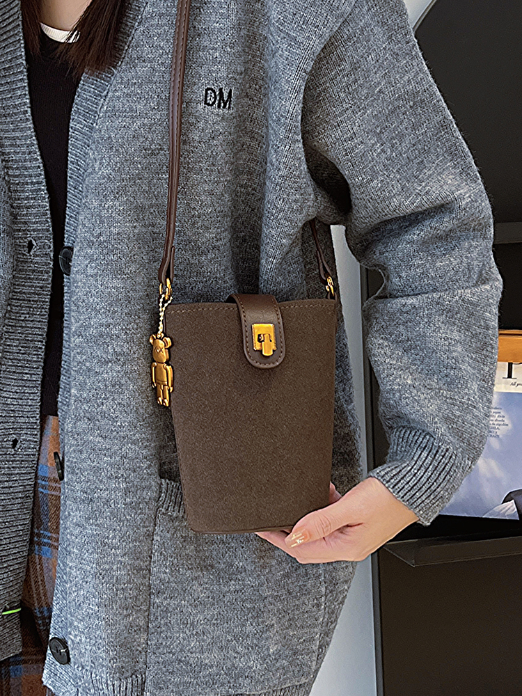 High-End Women's Retro Bucket Bag - 2025 Autumn/Winter Casual Crossbody for Commuting and Versatile Style High-End Women's Retro Bucket Bag - 2025 Autumn/Winter Casual Crossbody for Commuting and Versatile Style