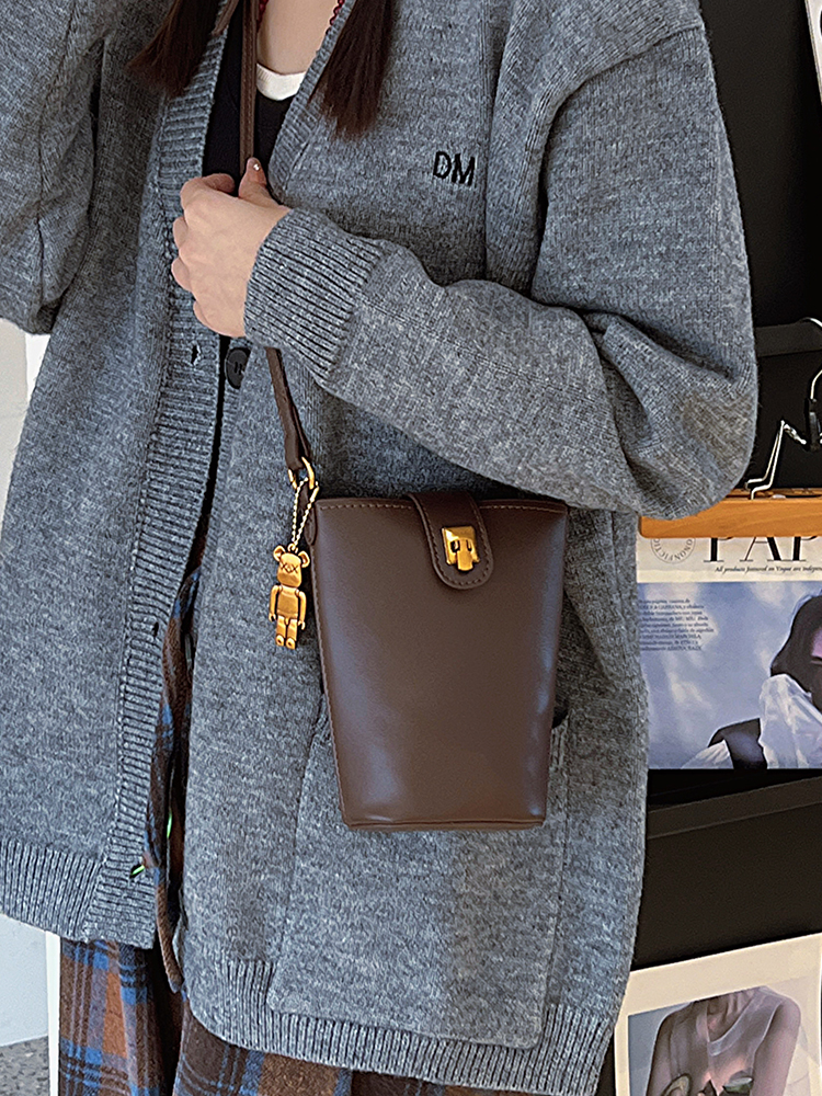 High-End Women's Retro Bucket Bag - 2025 Autumn/Winter Casual Crossbody for Commuting and Versatile Style High-End Women's Retro Bucket Bag - 2025 Autumn/Winter Casual Crossbody for Commuting and Versatile Style