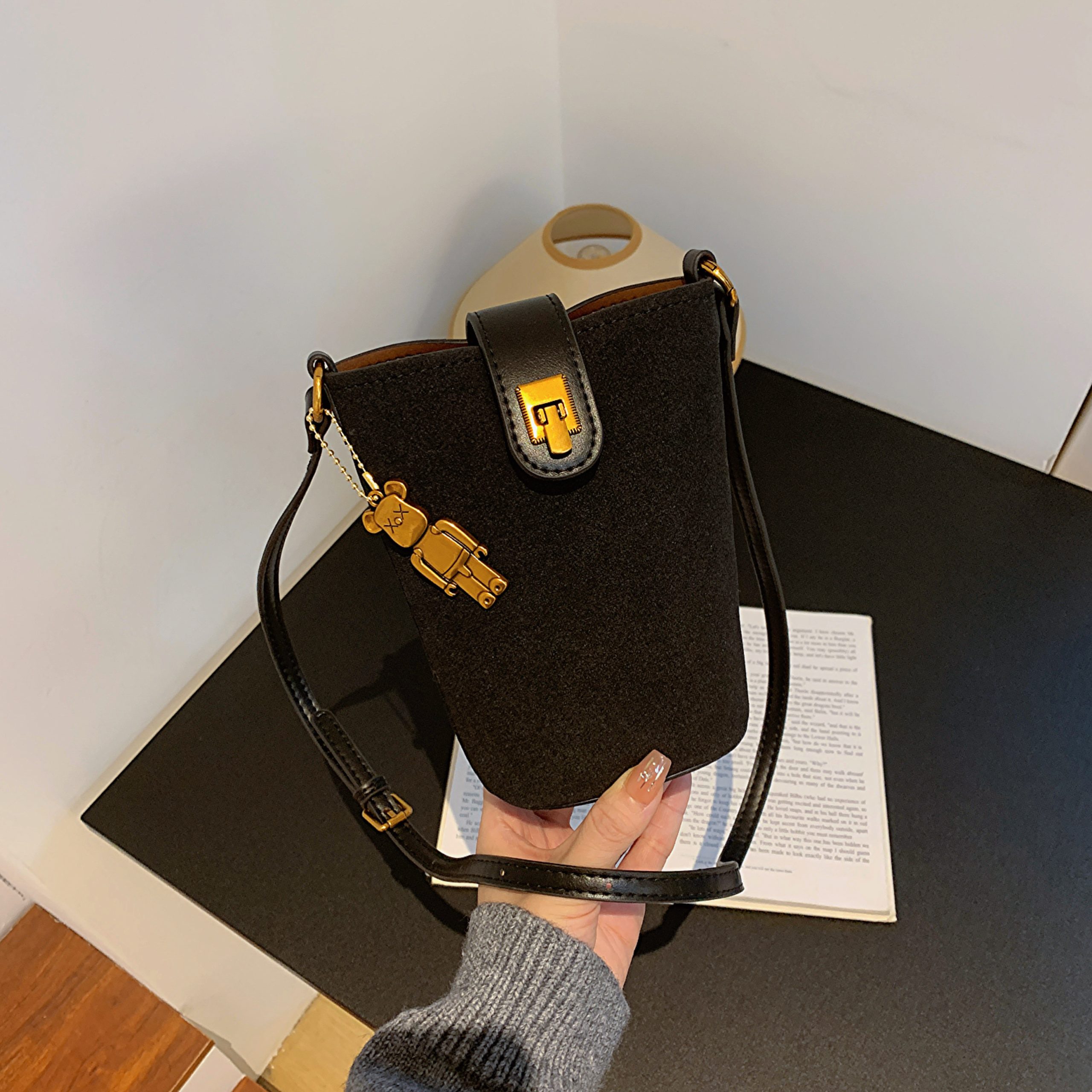 High-End Women's Retro Bucket Bag - 2025 Autumn/Winter Casual Crossbody for Commuting and Versatile Style High-End Women's Retro Bucket Bag - 2025 Autumn/Winter Casual Crossbody for Commuting and Versatile Style