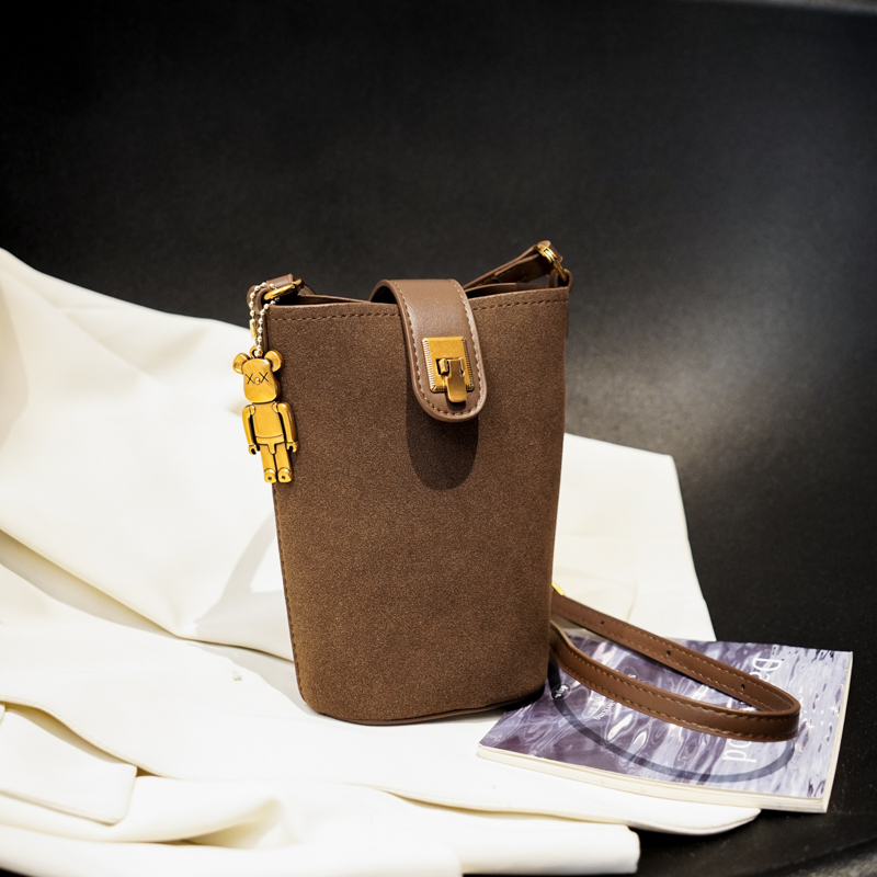 High-End Women's Retro Bucket Bag - 2025 Autumn/Winter Casual Crossbody for Commuting and Versatile Style High-End Women's Retro Bucket Bag - 2025 Autumn/Winter Casual Crossbody for Commuting and Versatile Style