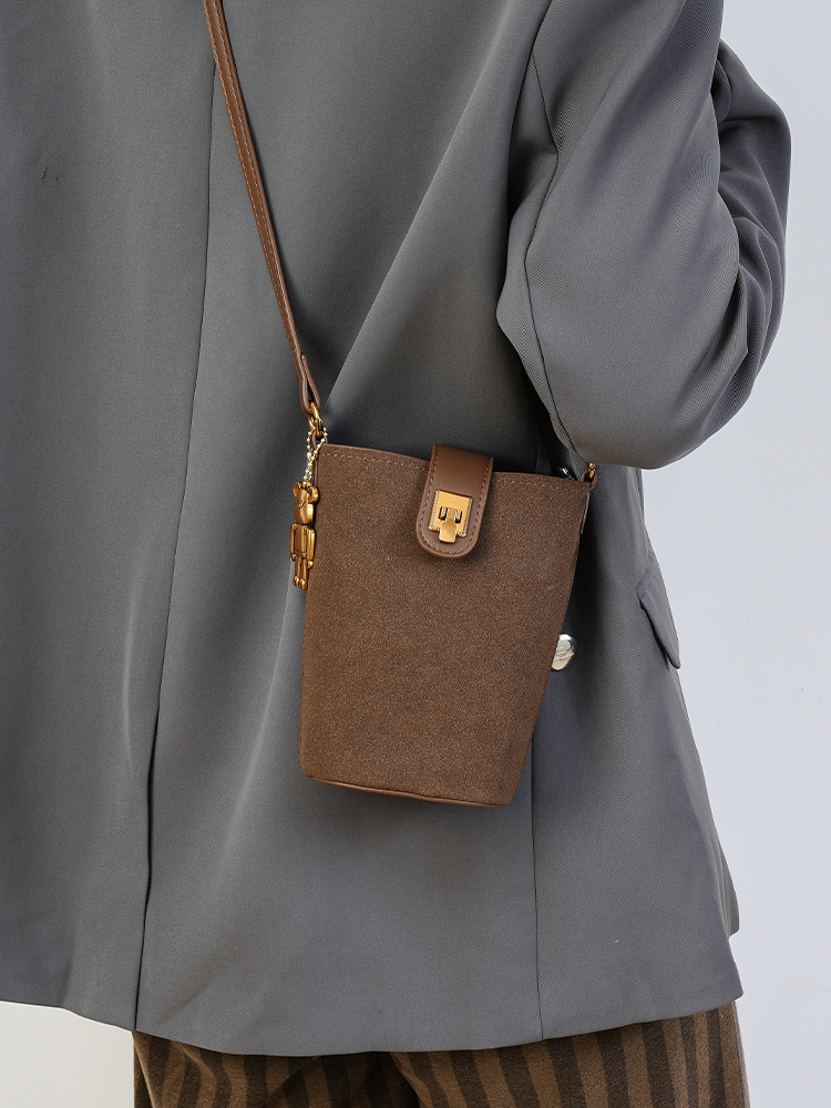 High-End Women's Retro Bucket Bag - 2025 Autumn/Winter Casual Crossbody for Commuting and Versatile Style High-End Women's Retro Bucket Bag - 2025 Autumn/Winter Casual Crossbody for Commuting and Versatile Style