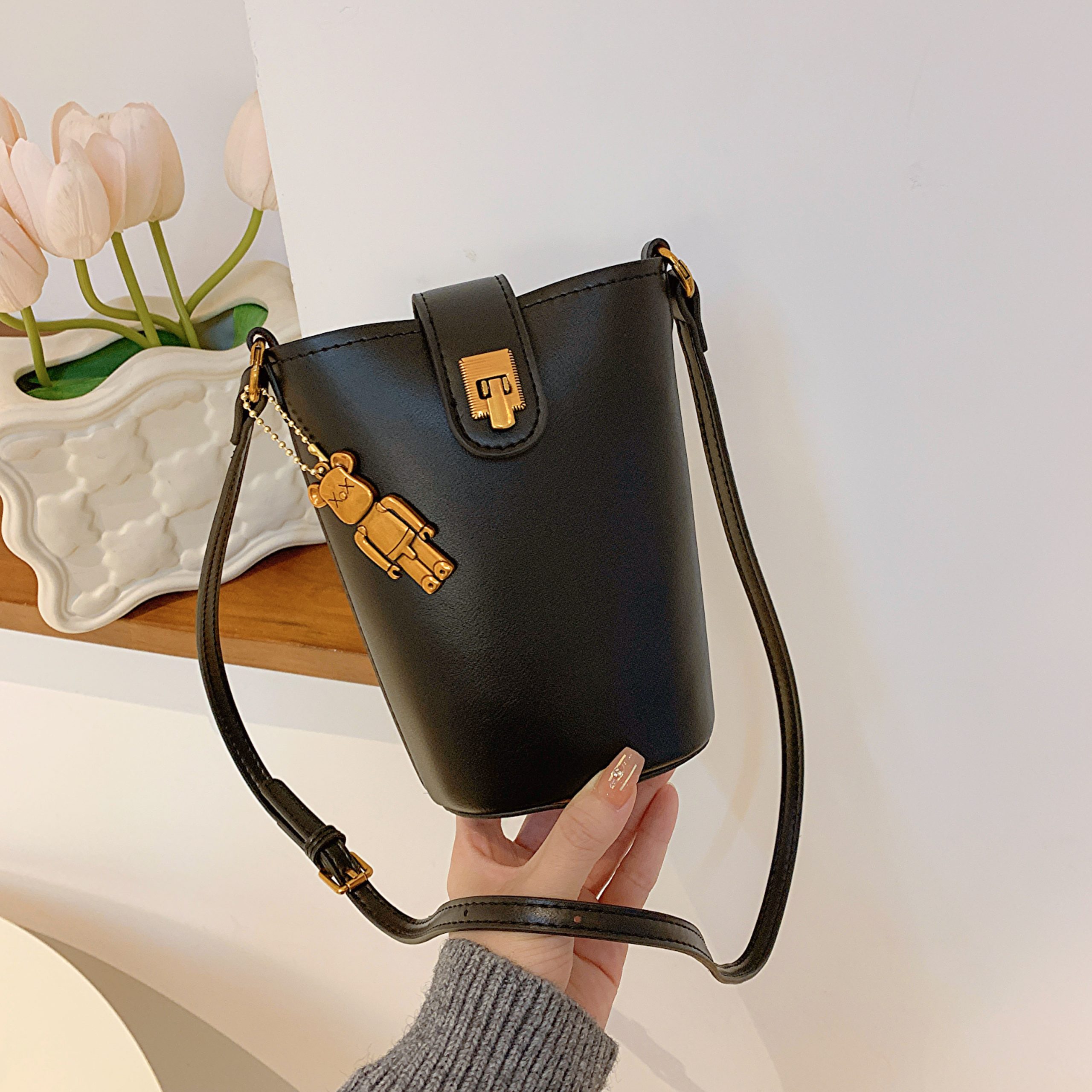 High-End Women's Retro Bucket Bag - 2025 Autumn/Winter Casual Crossbody for Commuting and Versatile Style High-End Women's Retro Bucket Bag - 2025 Autumn/Winter Casual Crossbody for Commuting and Versatile Style