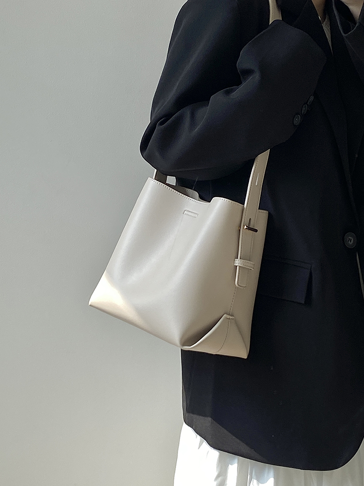 High-End Women's Tote Bag - Large Capacity Commuter Handbag, Simple Design for Everyday Use, Perfect for Work and Leisure High-End Women's Tote Bag - Large Capacity Commuter Handbag, Simple Design for Everyday Use, Perfect for Work and Leisure