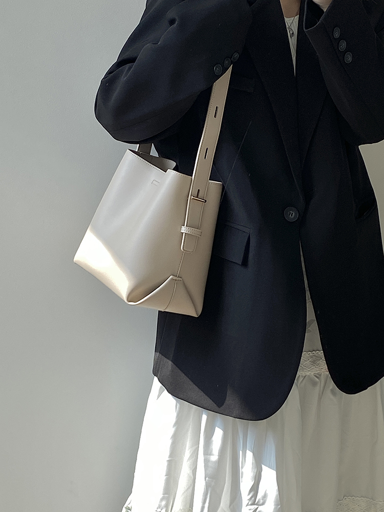 High-End Women's Tote Bag - Large Capacity Commuter Handbag, Simple Design for Everyday Use, Perfect for Work and Leisure High-End Women's Tote Bag - Large Capacity Commuter Handbag, Simple Design for Everyday Use, Perfect for Work and Leisure