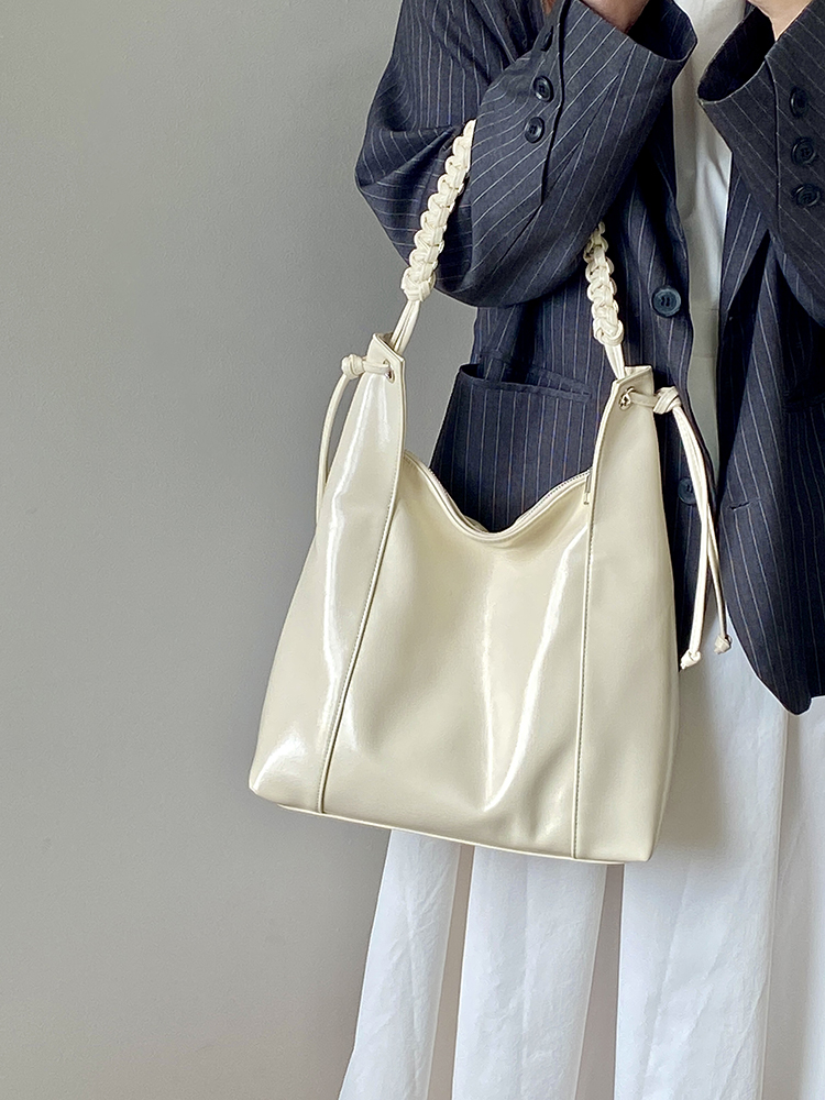 High-End Woven Leather Shoulder Tote Bag for Women - Large Capacity Commuting Bag, 2025 Niche Design High-End Woven Leather Shoulder Tote Bag for Women - Large Capacity Commuting Bag, 2025 Niche Design