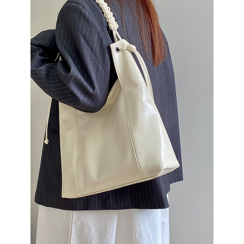 High-End Woven Leather Shoulder Tote Bag for Women - Large Capacity Commuting Bag, 2025 Niche Design High-End Woven Leather Shoulder Tote Bag for Women - Large Capacity Commuting Bag, 2025 Niche Design