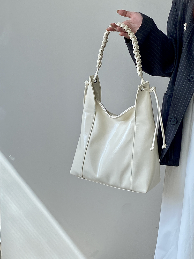 High-End Woven Leather Shoulder Tote Bag for Women - Large Capacity Commuting Bag, 2025 Niche Design High-End Woven Leather Shoulder Tote Bag for Women - Large Capacity Commuting Bag, 2025 Niche Design