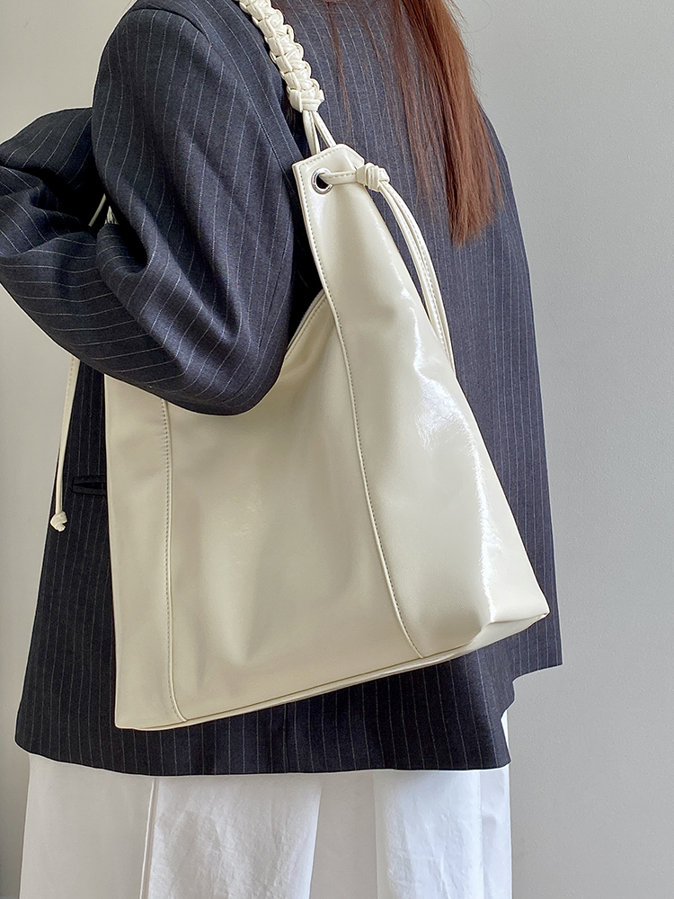 High-End Woven Leather Shoulder Tote Bag for Women - Large Capacity Commuting Bag, 2025 Niche Design High-End Woven Leather Shoulder Tote Bag for Women - Large Capacity Commuting Bag, 2025 Niche Design