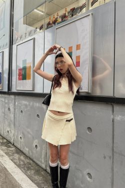 High Neck Slim Knit Vest and Shorts Set - Retro Hot Girl Style for Spring/Summer 2025
