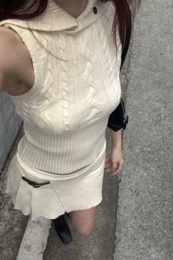 High Neck Slim Knit Vest and Shorts Set - Retro Hot Girl Style for Spring/Summer 2025