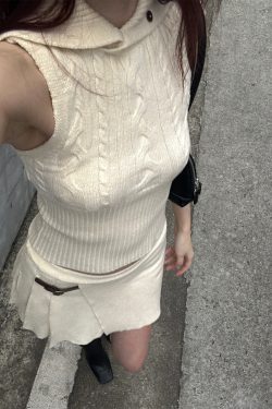 High Neck Slim Knit Vest and Shorts Set - Retro Hot Girl Style for Spring/Summer 2025