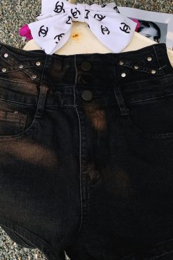 High-Waisted Retro Denim Shorts for Women - Slimming Long-Legged Vacation Hot Pants, Summer 2025 Fashion