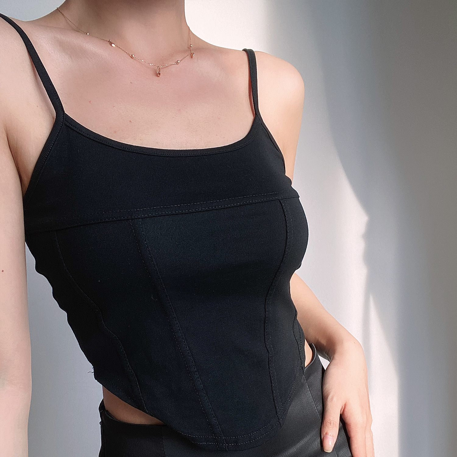 High-Waisted Retro Y2K Sexy Fishbone Spliced Slim Camisole with Curved Hem for Women - Solid Color Fashion Top High-Waisted Retro Y2K Sexy Fishbone Spliced Slim Camisole with Curved Hem for Women - Solid Color Fashion Top