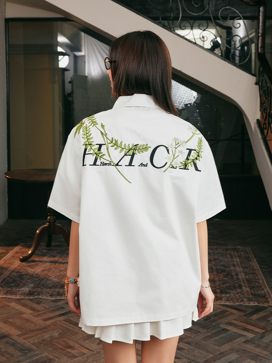 Korean-Style Green Floral Embroidered Cuban Collar Short Sleeve Shirt for Couples - Loose Fit Vacation Wear Korean-Style Green Floral Embroidered Cuban Collar Short Sleeve Shirt for Couples - Loose Fit Vacation Wear