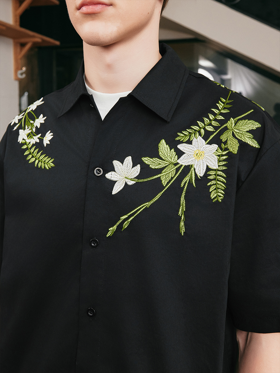 Korean-Style Green Floral Embroidered Cuban Collar Short Sleeve Shirt for Couples - Loose Fit Vacation Wear Korean-Style Green Floral Embroidered Cuban Collar Short Sleeve Shirt for Couples - Loose Fit Vacation Wear