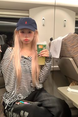 Korean Style High-End Striped Color-Blocking Long Sleeve Top for Women, Slim Fit Sun Protection Shirt for Summer