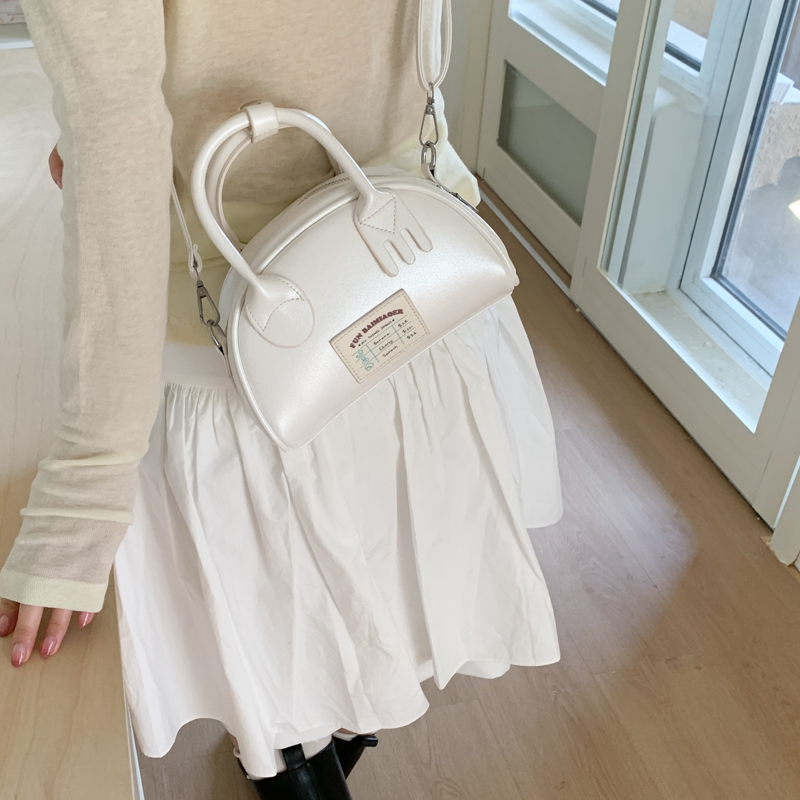Korean-Style High-End Versatile Handbag for Women - Minimalist Shoulder & Crossbody Bag for Summer 2025 Fashion Korean-Style High-End Versatile Handbag for Women - Minimalist Shoulder & Crossbody Bag for Summer 2025 Fashion