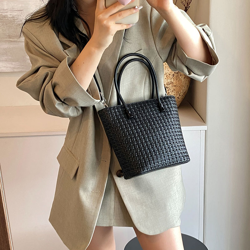 Korean Style High-End Women's Bucket Bag - Versatile Spring/Summer Crossbody Shoulder Handbag 2025 Fashionable Design Korean Style High-End Women's Bucket Bag - Versatile Spring/Summer Crossbody Shoulder Handbag 2025 Fashionable Design