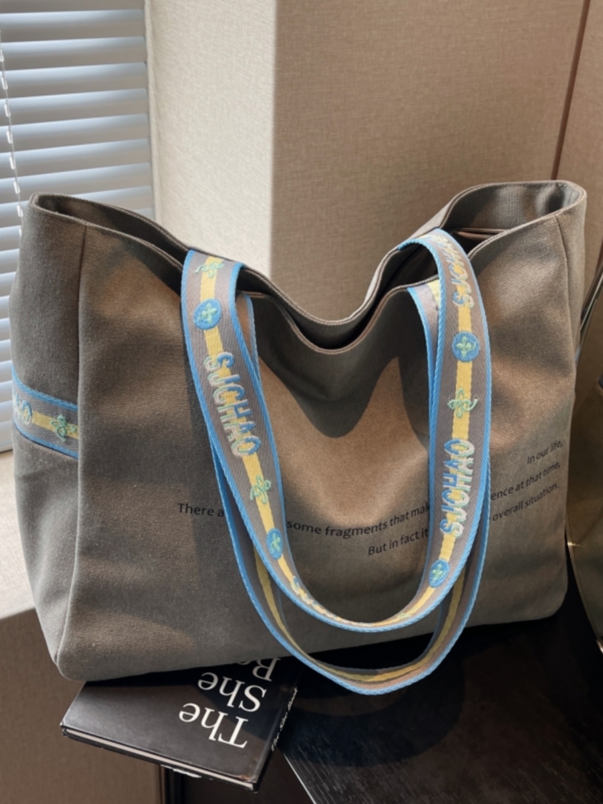 Korean-Style Large Capacity Canvas Tote Bag for Women, 2025 New Model, Perfect for Short Trips and Commuting Korean-Style Large Capacity Canvas Tote Bag for Women, 2025 New Model, Perfect for Short Trips and Commuting