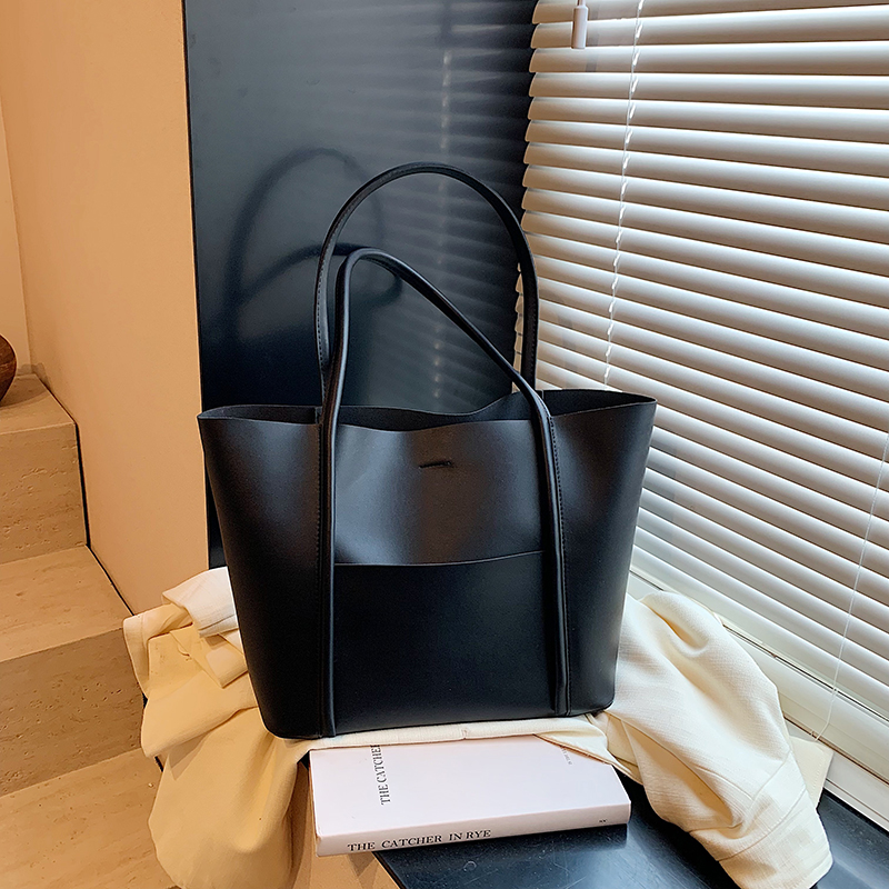 Korean Style Large-Capacity Tote Bag for Women - Fashionable Autumn/Winter 2025 Model for Work and Commuting Korean Style Large-Capacity Tote Bag for Women - Fashionable Autumn/Winter 2025 Model for Work and Commuting