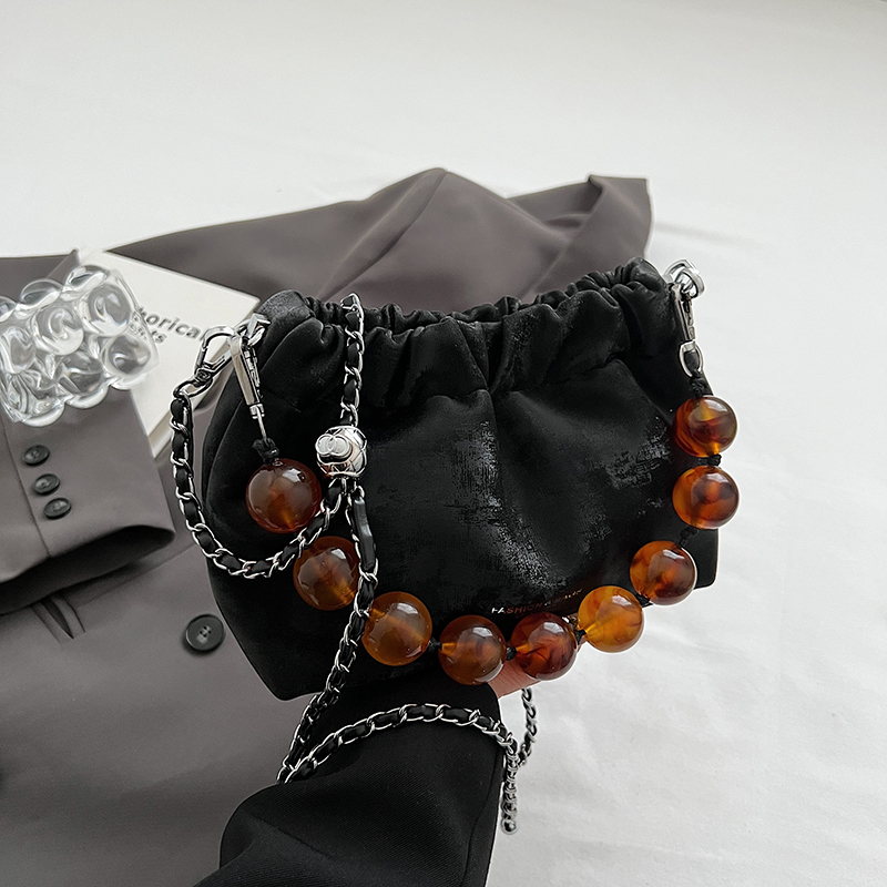 Korean-Style Minimalist Crossbody Bucket Handbag for Women - Versatile Fashionable Design for Commuting - Summer 2025 Collection Korean-Style Minimalist Crossbody Bucket Handbag for Women - Versatile Fashionable Design for Commuting - Summer 2025 Collection