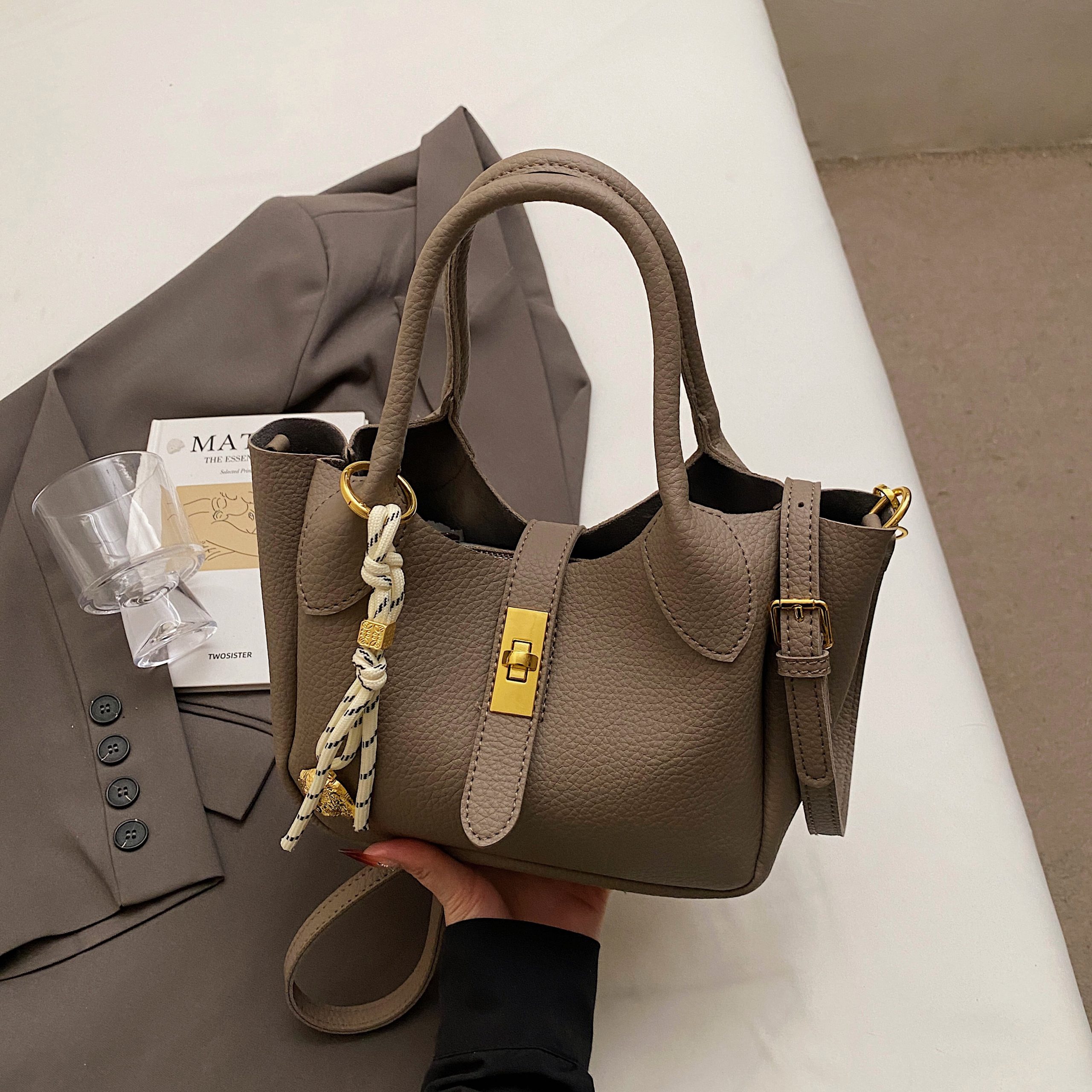 Korean Style Minimalist Versatile Crossbody Bucket Handbag for Women - 2025 Summer High-Quality Commuting Bag Korean Style Minimalist Versatile Crossbody Bucket Handbag for Women - 2025 Summer High-Quality Commuting Bag