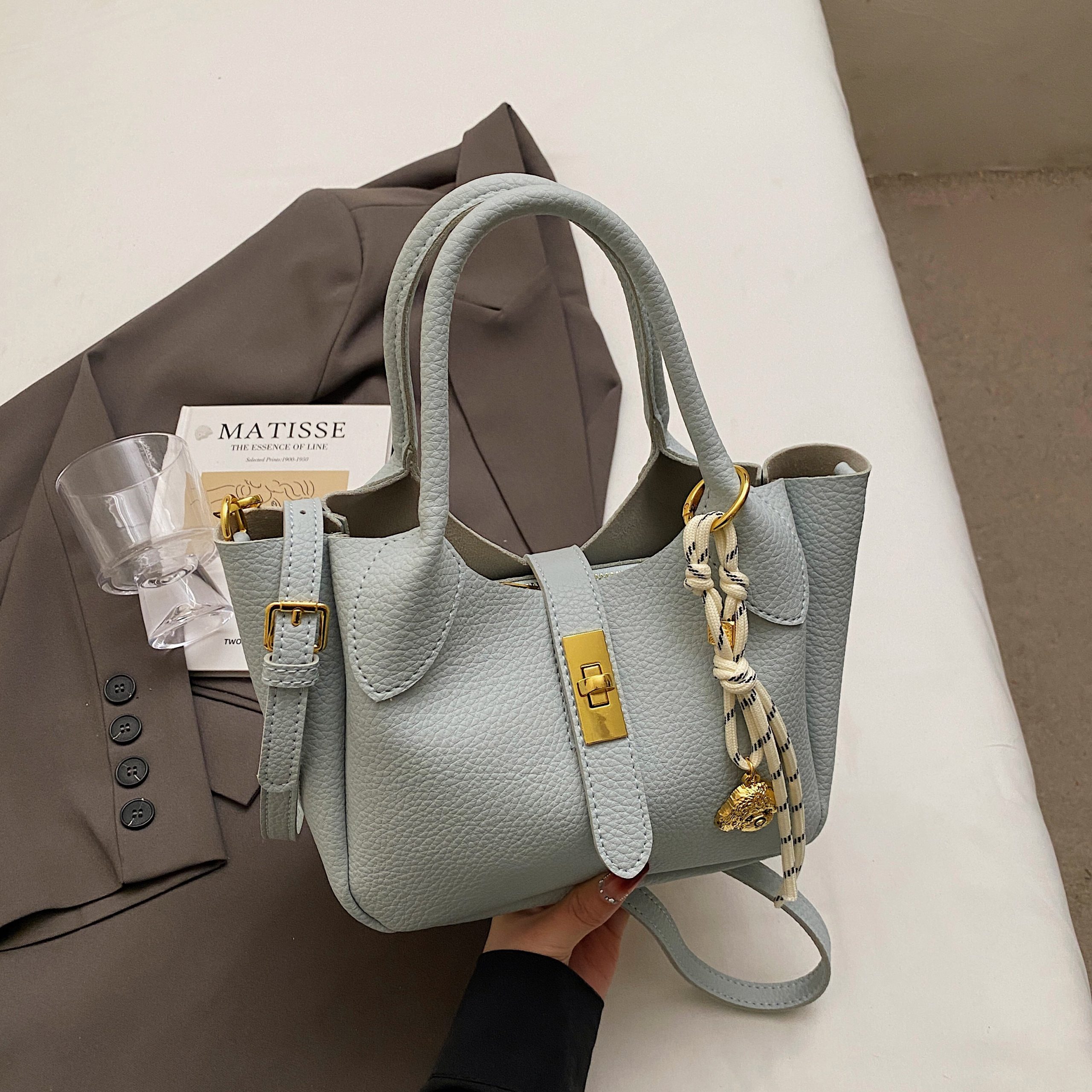 Korean Style Minimalist Versatile Crossbody Bucket Handbag for Women - 2025 Summer High-Quality Commuting Bag Korean Style Minimalist Versatile Crossbody Bucket Handbag for Women - 2025 Summer High-Quality Commuting Bag