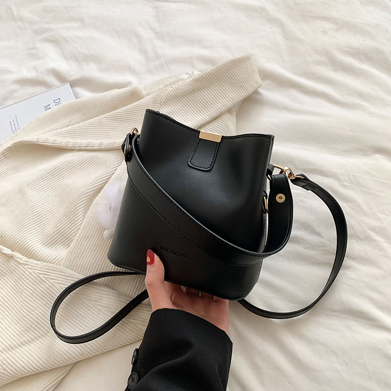 Korean-Style Retro Bucket Handbag for Women - Trendy Versatile Shoulder Bag for Spring/Summer 2025 High-End Fashion Korean-Style Retro Bucket Handbag for Women - Trendy Versatile Shoulder Bag for Spring/Summer 2025 High-End Fashion