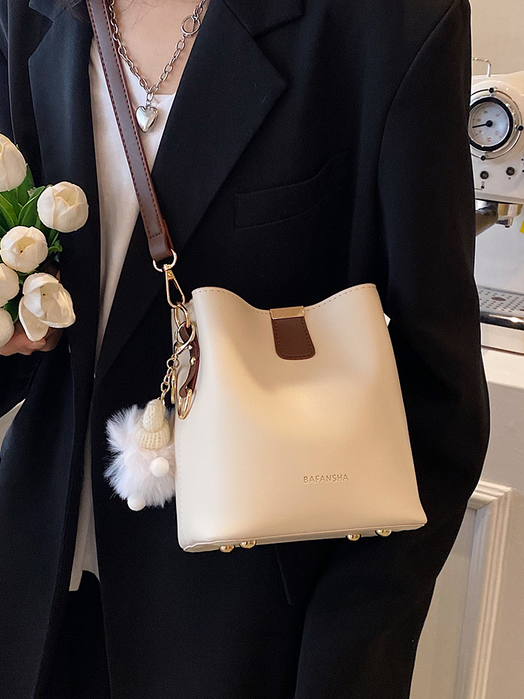 Korean-Style Retro Bucket Handbag for Women - Trendy Versatile Shoulder Bag for Spring/Summer 2025 High-End Fashion Korean-Style Retro Bucket Handbag for Women - Trendy Versatile Shoulder Bag for Spring/Summer 2025 High-End Fashion
