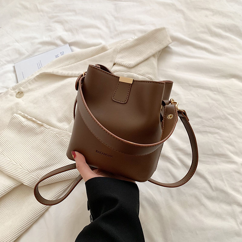 Korean-Style Retro Bucket Handbag for Women - Trendy Versatile Shoulder Bag for Spring/Summer 2025 High-End Fashion Korean-Style Retro Bucket Handbag for Women - Trendy Versatile Shoulder Bag for Spring/Summer 2025 High-End Fashion