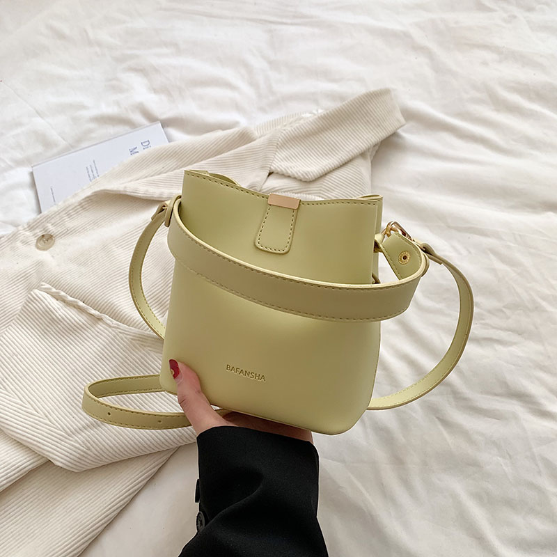 Korean-Style Retro Bucket Handbag for Women - Trendy Versatile Shoulder Bag for Spring/Summer 2025 High-End Fashion Korean-Style Retro Bucket Handbag for Women - Trendy Versatile Shoulder Bag for Spring/Summer 2025 High-End Fashion