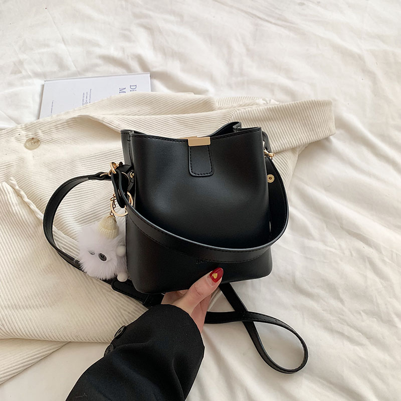 Korean-Style Retro Bucket Handbag for Women - Trendy Versatile Shoulder Bag for Spring/Summer 2025 High-End Fashion Korean-Style Retro Bucket Handbag for Women - Trendy Versatile Shoulder Bag for Spring/Summer 2025 High-End Fashion