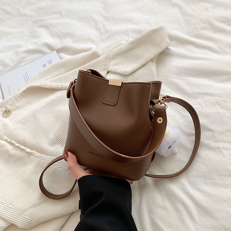 Korean-Style Retro Bucket Handbag for Women - Trendy Versatile Shoulder Bag for Spring/Summer 2025 High-End Fashion Korean-Style Retro Bucket Handbag for Women - Trendy Versatile Shoulder Bag for Spring/Summer 2025 High-End Fashion