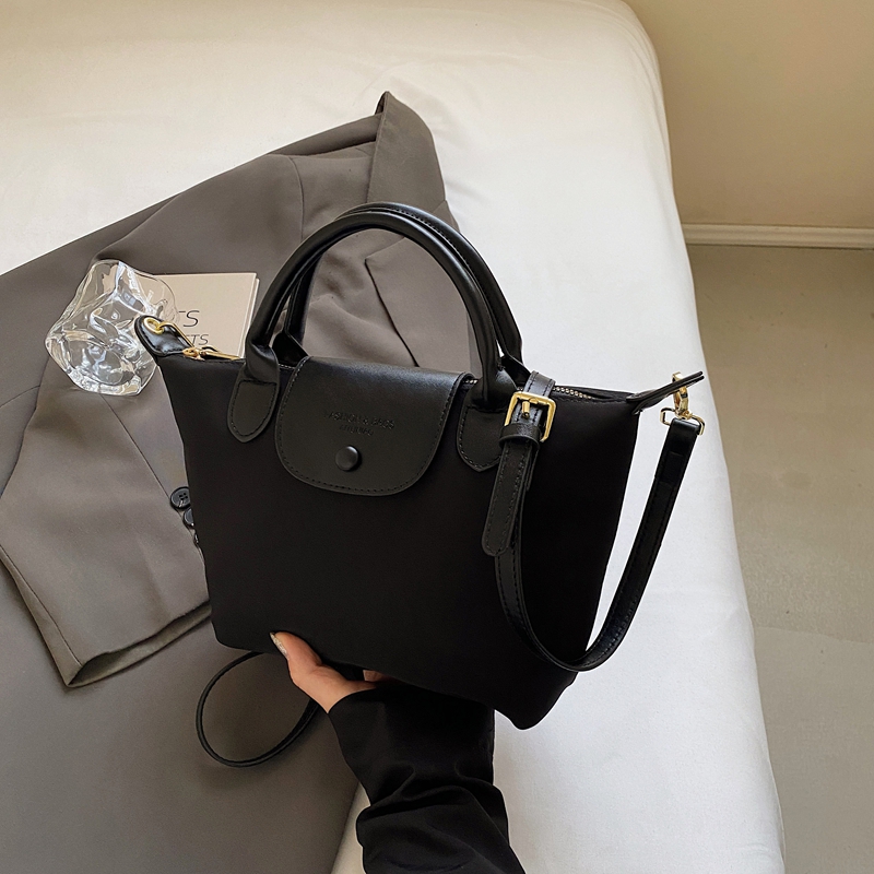 Korean-Style Retro Casual Bucket Bag for Women - Trendy Versatile Handheld Design, High-End Feel, Spring/Summer 2025 Collection Korean-Style Retro Casual Bucket Bag for Women - Trendy Versatile Handheld Design, High-End Feel, Spring/Summer 2025 Collection