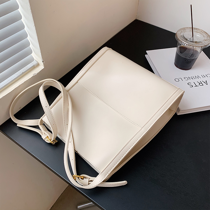 Korean-Style Retro Large-Capacity Shoulder Bag for Women - Spring/Summer 2025 Trendy High-End Student Underarm Bag Korean-Style Retro Large-Capacity Shoulder Bag for Women - Spring/Summer 2025 Trendy High-End Student Underarm Bag