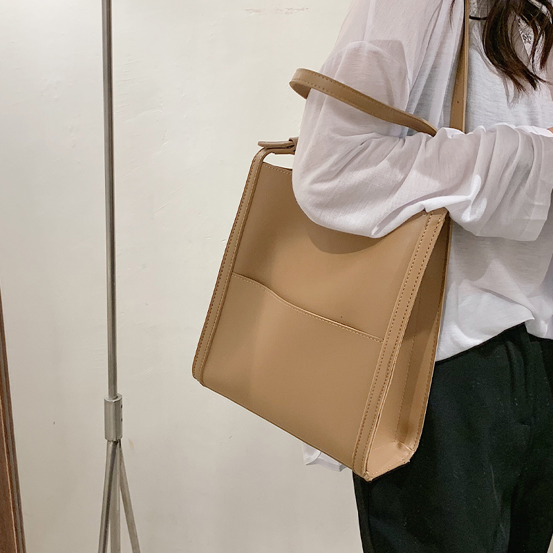 Korean-Style Retro Large-Capacity Shoulder Bag for Women - Spring/Summer 2025 Trendy High-End Student Underarm Bag Korean-Style Retro Large-Capacity Shoulder Bag for Women - Spring/Summer 2025 Trendy High-End Student Underarm Bag