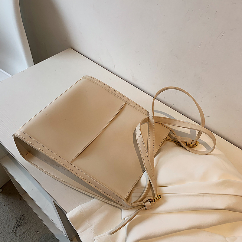 Korean-Style Retro Large-Capacity Shoulder Bag for Women - Spring/Summer 2025 Trendy High-End Student Underarm Bag Korean-Style Retro Large-Capacity Shoulder Bag for Women - Spring/Summer 2025 Trendy High-End Student Underarm Bag